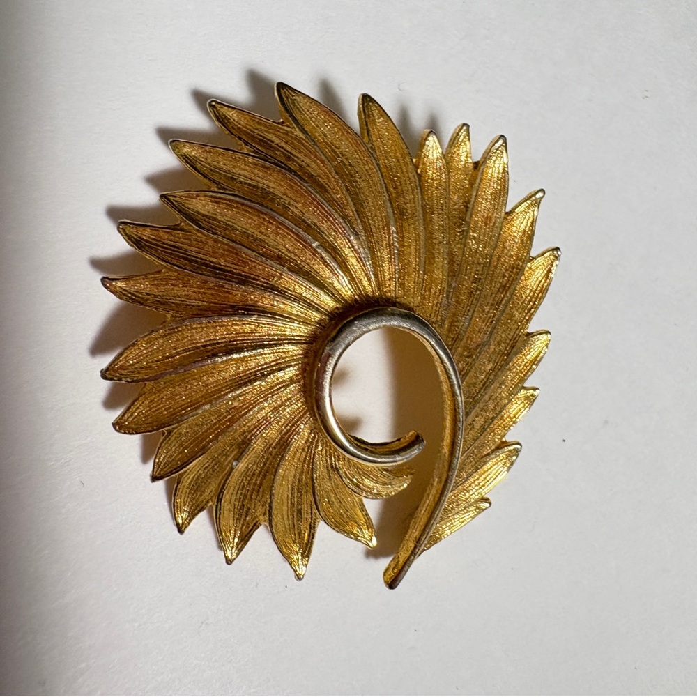 Vintage Elegant Gold Leaf Brooch